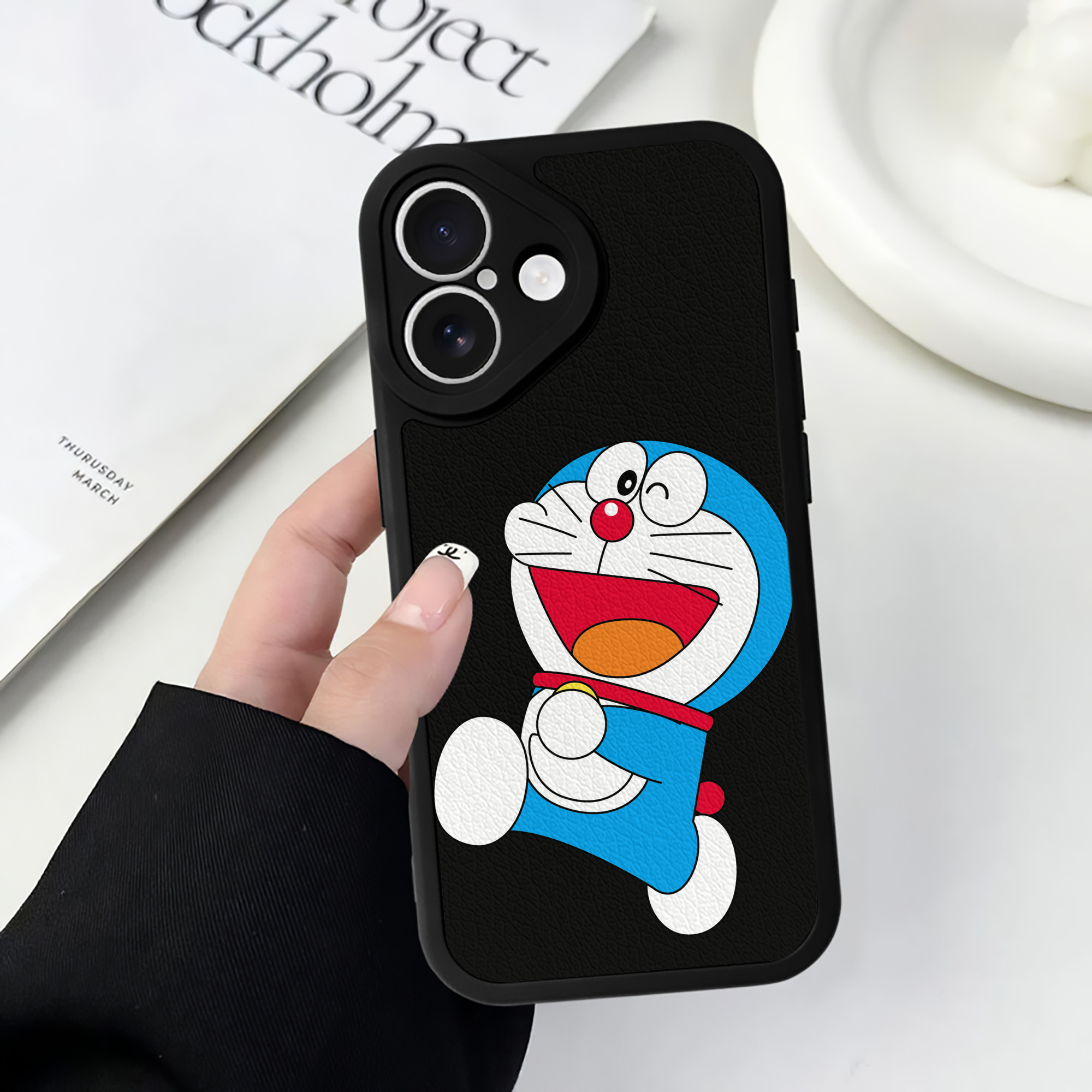 （画像用） ドラえもん Doraemon 【iPhone 16シリーズ対応】シリコンスマホケース（レザー調） 材質：シリコン